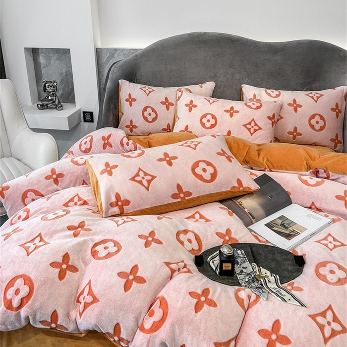 91家纺网 家纺一手货源 找家纺 啊雅家居 2025新款亲肤舒适雕花绒加宝宝绒四件套 点雕橙