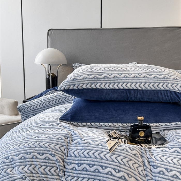 91家纺网 家纺一手货源 找家纺 啊雅家居 2025新款亲肤舒适雕花绒加宝宝绒四件套 连雕蓝