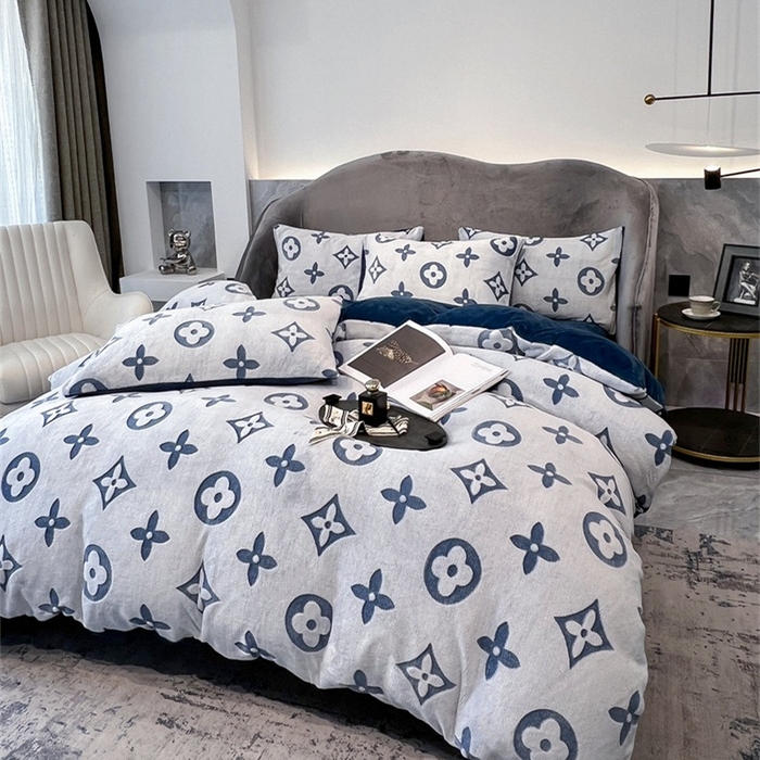 91家纺网 家纺一手货源 找家纺 啊雅家居 2025新款亲肤舒适雕花绒加宝宝绒四件套 点雕蓝