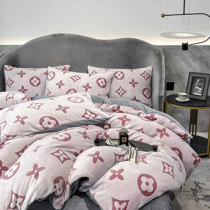 91家纺网 家纺一手货源 找家纺 啊雅家居 2025新款亲肤舒适雕花绒加宝宝绒四件套 点雕豆沙