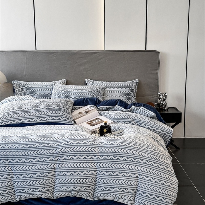 91家纺网 家纺一手货源 找家纺 啊雅家居 2025新款亲肤舒适雕花绒加宝宝绒四件套 连雕蓝