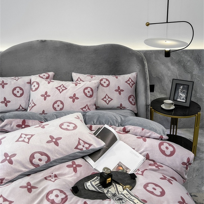 91家纺网 家纺一手货源 找家纺 啊雅家居 2025新款亲肤舒适雕花绒加宝宝绒四件套 点雕豆沙