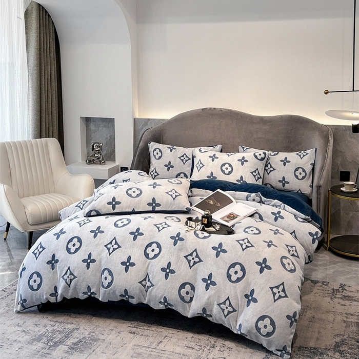 91家纺网 家纺一手货源 找家纺 啊雅家居 2025新款亲肤舒适雕花绒加宝宝绒四件套 点雕蓝