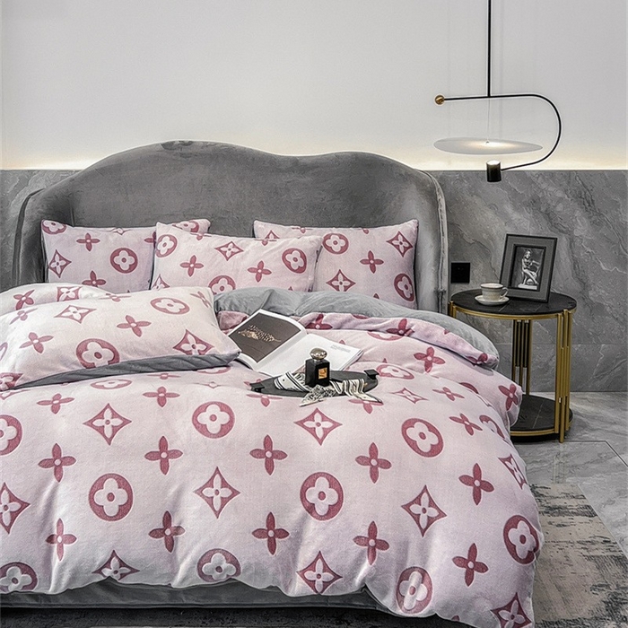 91家纺网 家纺一手货源 找家纺 啊雅家居 2025新款亲肤舒适雕花绒加宝宝绒四件套 点雕豆沙