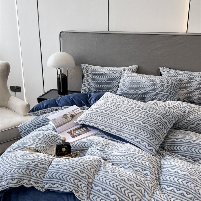 91家纺网 家纺一手货源 找家纺 啊雅家居 2025新款亲肤舒适雕花绒加宝宝绒四件套 连雕蓝