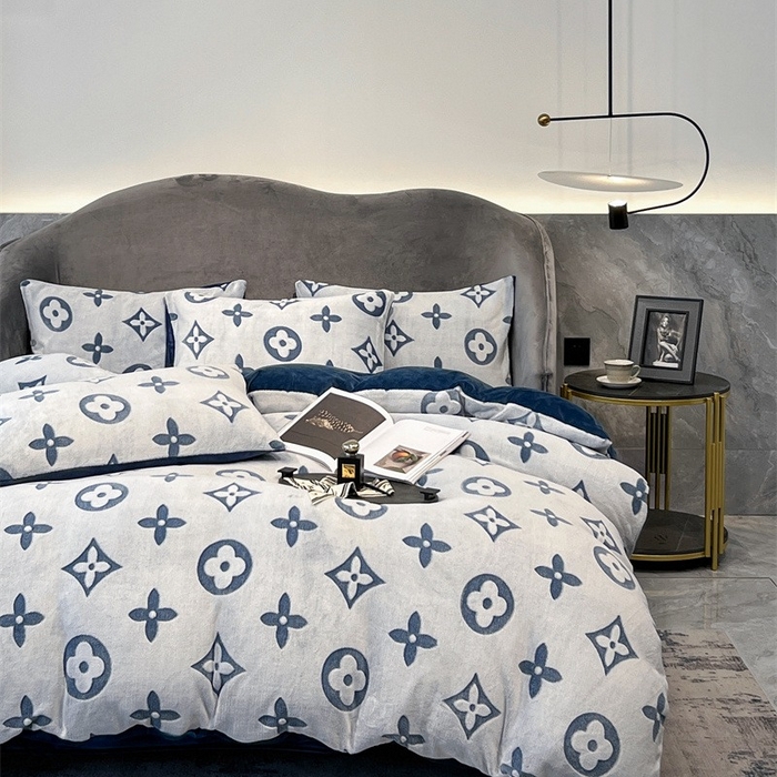 91家纺网 家纺一手货源 找家纺 啊雅家居 2025新款亲肤舒适雕花绒加宝宝绒四件套 点雕蓝