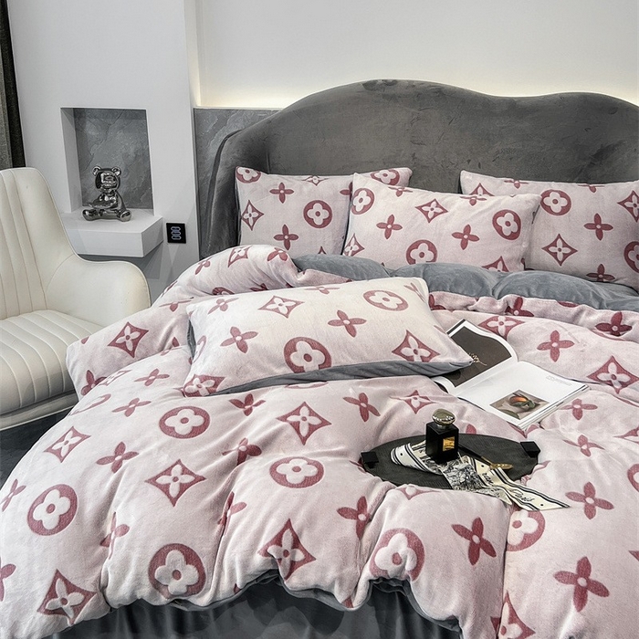 91家纺网 家纺一手货源 找家纺 啊雅家居 2025新款亲肤舒适雕花绒加宝宝绒四件套 点雕豆沙