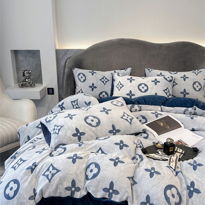 91家纺网 家纺一手货源 找家纺 啊雅家居 2025新款亲肤舒适雕花绒加宝宝绒四件套 点雕蓝