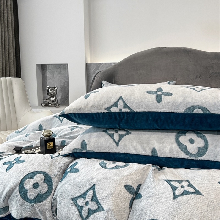 91家纺网 家纺一手货源 找家纺 啊雅家居 2025新款亲肤舒适雕花绒加宝宝绒四件套 点雕绿