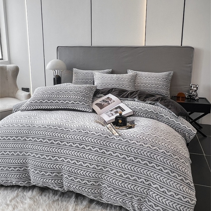 91家纺网 家纺一手货源 找家纺 啊雅家居 2025新款亲肤舒适雕花绒加宝宝绒四件套 连雕棕