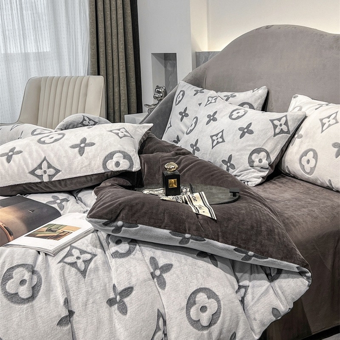 91家纺网 家纺一手货源 找家纺 啊雅家居 2025新款亲肤舒适雕花绒加宝宝绒四件套 点雕棕