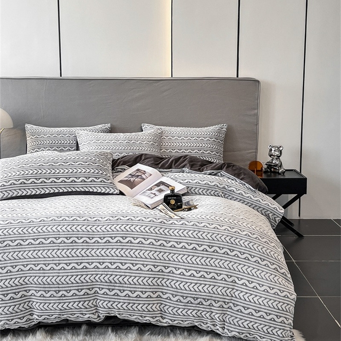 91家纺网 家纺一手货源 找家纺 啊雅家居 2025新款亲肤舒适雕花绒加宝宝绒四件套 连雕棕