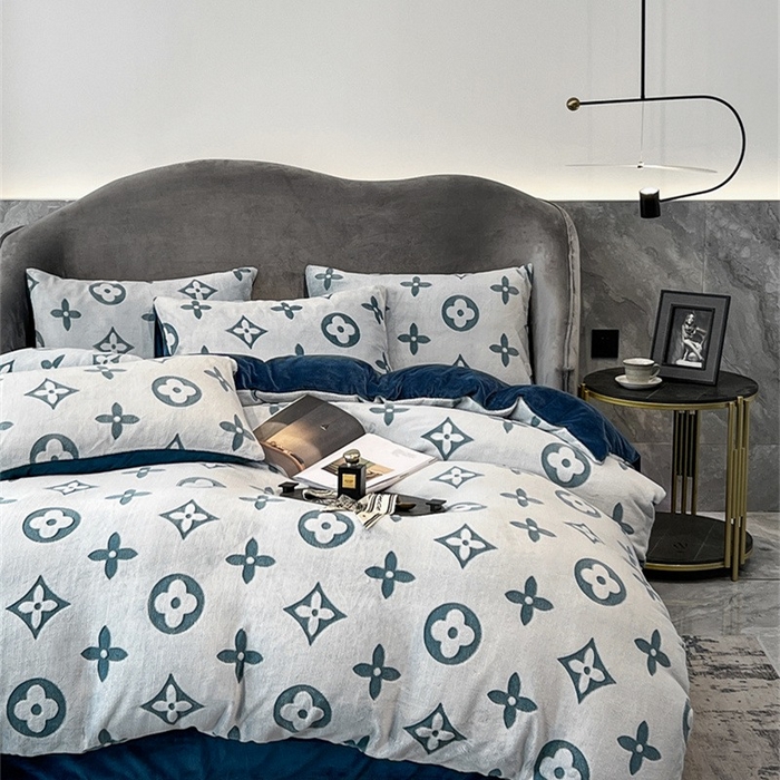 91家纺网 家纺一手货源 找家纺 啊雅家居 2025新款亲肤舒适雕花绒加宝宝绒四件套 点雕绿