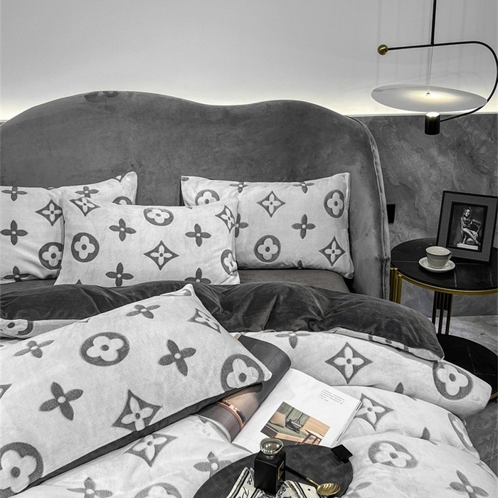 91家纺网 家纺一手货源 找家纺 啊雅家居 2025新款亲肤舒适雕花绒加宝宝绒四件套 点雕棕