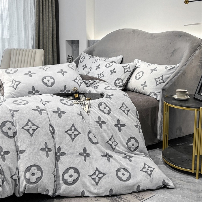 91家纺网 家纺一手货源 找家纺 啊雅家居 2025新款亲肤舒适雕花绒加宝宝绒四件套 点雕棕