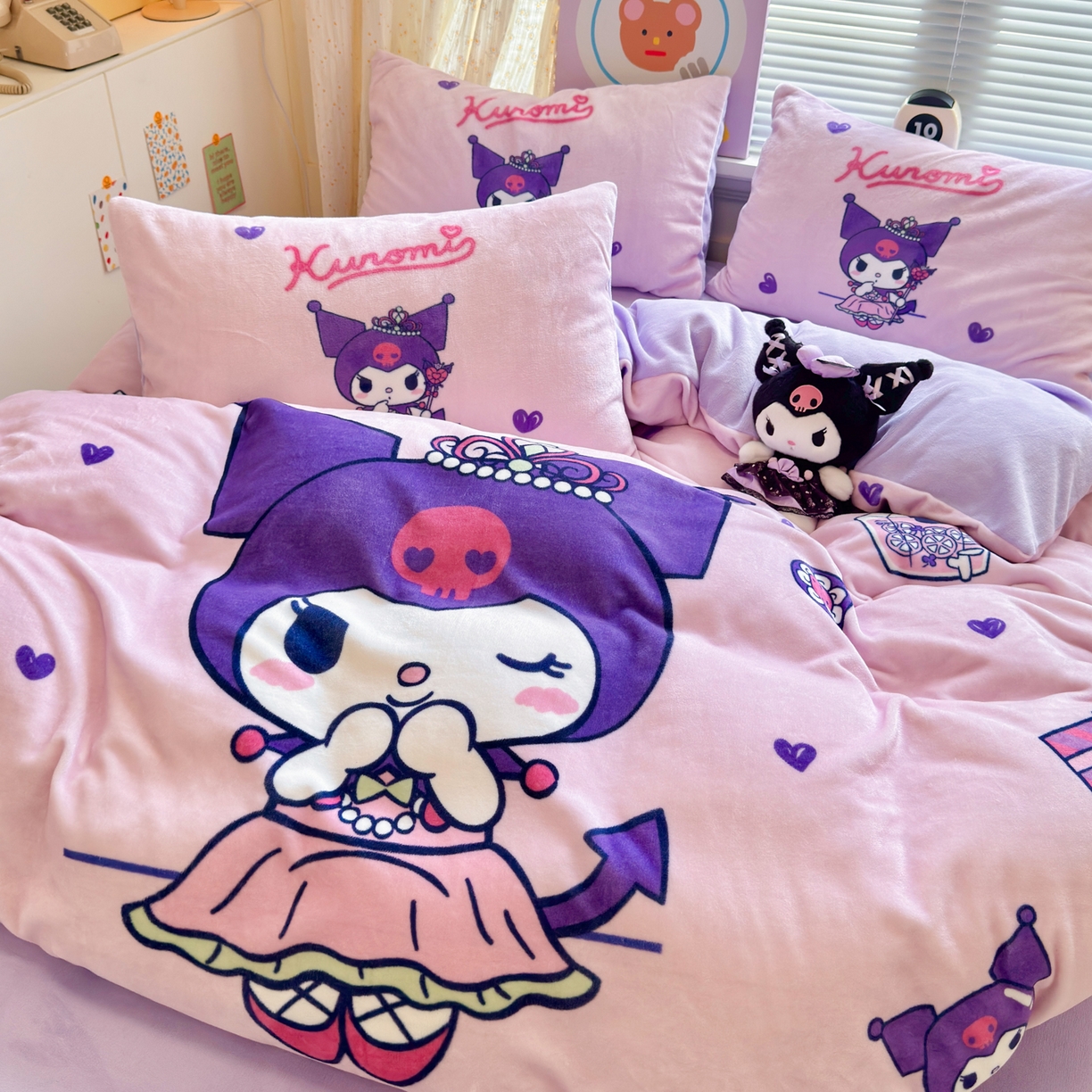 91家纺网 家纺一手货源 找家纺 希诺家居 2025新款正版授权大版三丽鸥数码印花牛奶绒四件套 皇冠库洛米