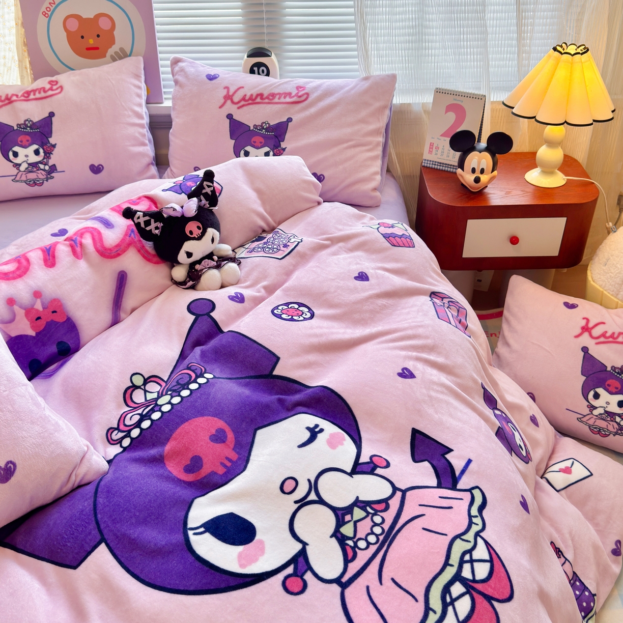 91家纺网 家纺一手货源 找家纺 希诺家居 2025新款正版授权大版三丽鸥数码印花牛奶绒四件套 皇冠库洛米