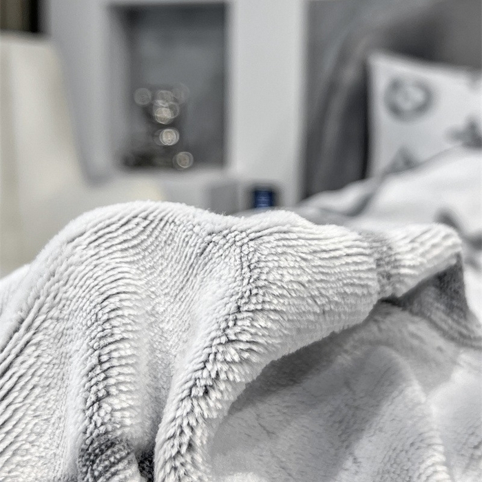 91家纺网 家纺一手货源 找家纺 啊雅家居 2025新款亲肤舒适雕花绒加宝宝绒四件套 点雕棕