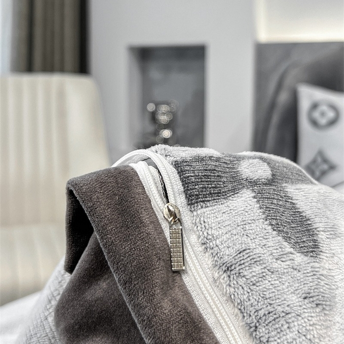 91家纺网 家纺一手货源 找家纺 啊雅家居 2025新款亲肤舒适雕花绒加宝宝绒四件套 点雕棕