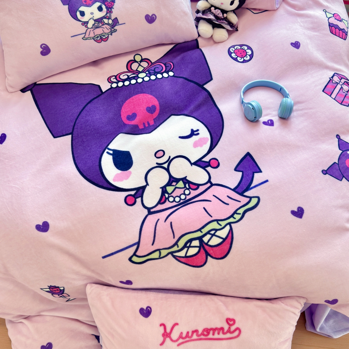 91家纺网 家纺一手货源 找家纺 希诺家居 2025新款正版授权大版三丽鸥数码印花牛奶绒四件套 皇冠库洛米