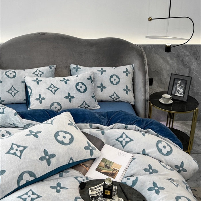 91家纺网 家纺一手货源 找家纺 啊雅家居 2025新款亲肤舒适雕花绒加宝宝绒四件套 点雕绿