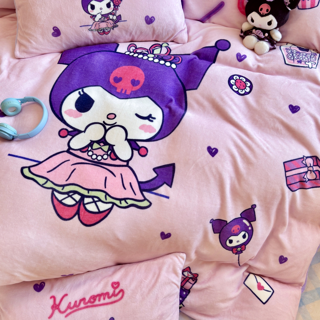 91家纺网 家纺一手货源 找家纺 希诺家居 2025新款正版授权大版三丽鸥数码印花牛奶绒四件套 皇冠库洛米