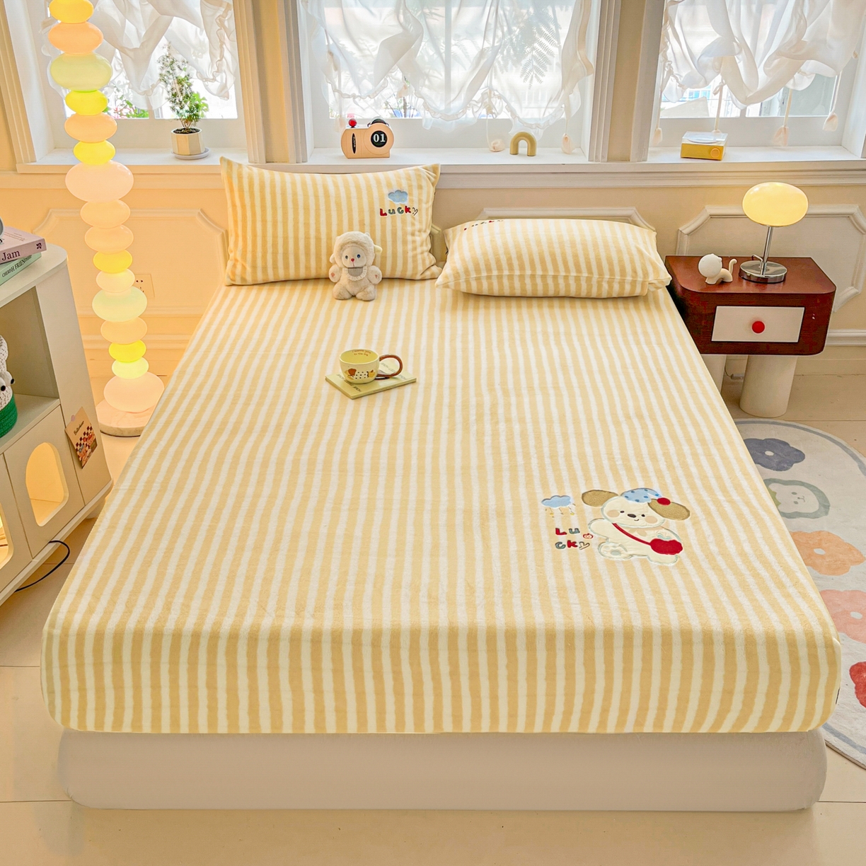 91家纺网 家纺一手货源 找家纺 佳汐蓝家纺 2025新款秋冬220克贴布绣牛奶绒床笠三件套 快乐小狗