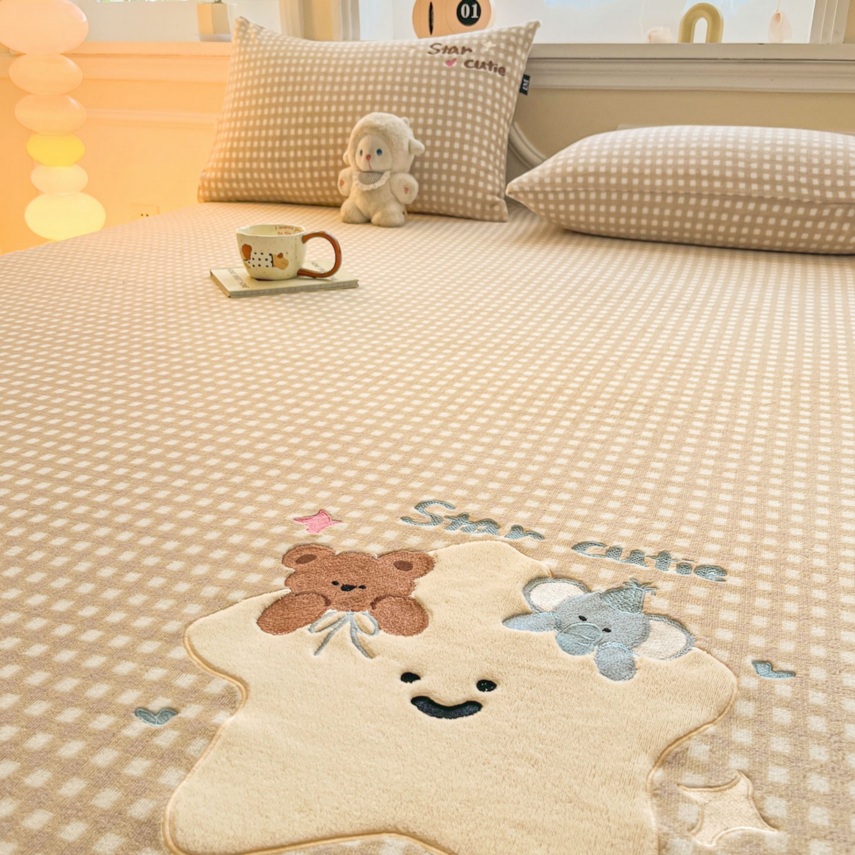 91家纺网 家纺一手货源 找家纺 佳汐蓝家纺 2025新款秋冬220克贴布绣牛奶绒床笠三件套 萌萌星