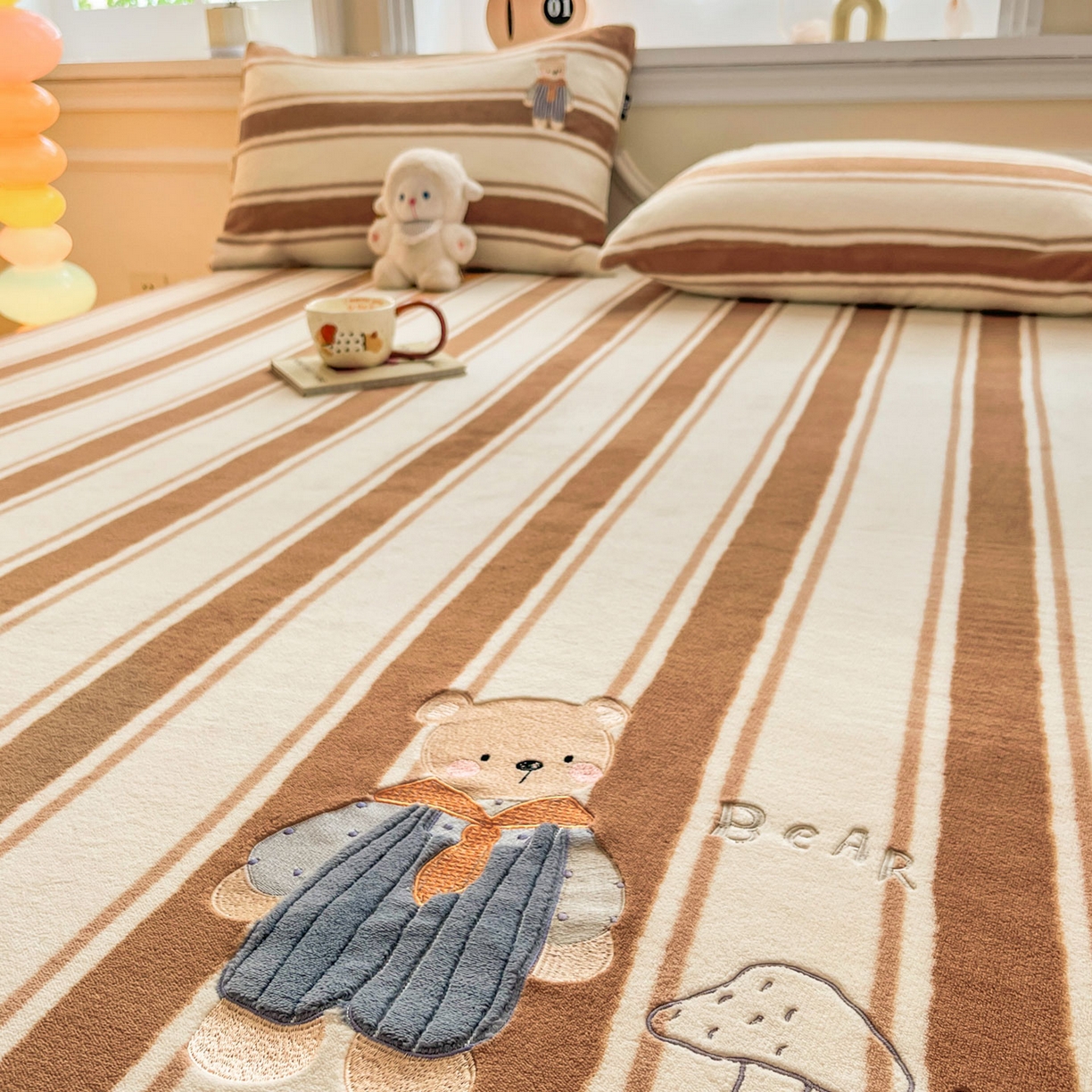 91家纺网 家纺一手货源 找家纺 佳汐蓝家纺 2025新款秋冬220克贴布绣牛奶绒床笠三件套 蘑菇熊