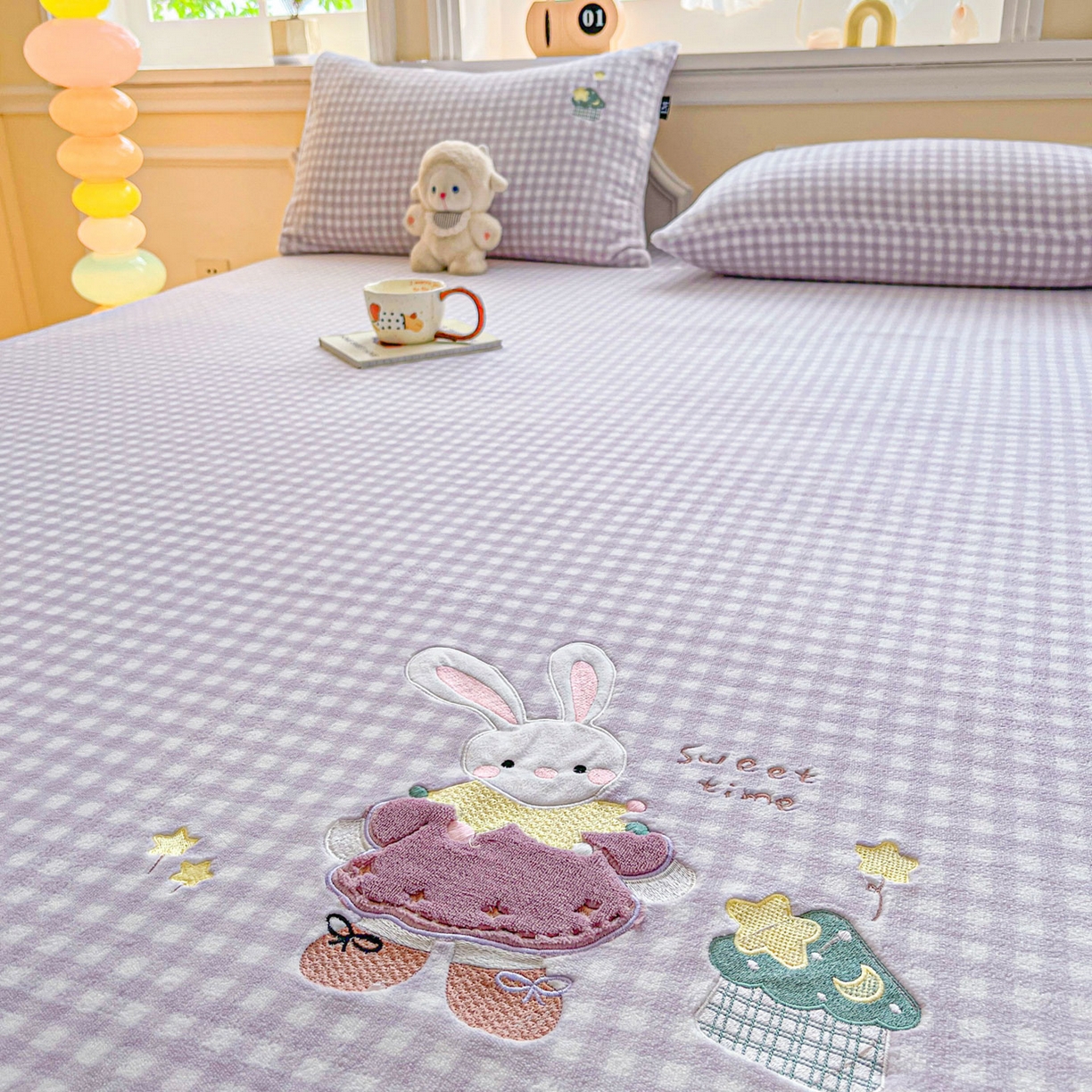 91家纺网 家纺一手货源 找家纺 佳汐蓝家纺 2025新款秋冬220克贴布绣牛奶绒床笠三件套 星星兔