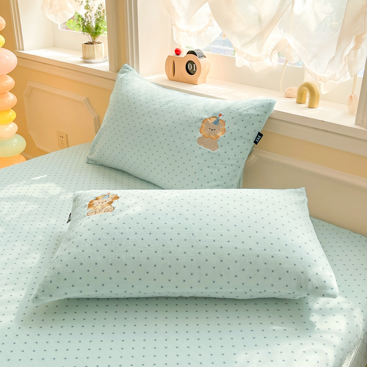 91家纺网 家纺一手货源 找家纺 佳汐蓝家纺 2025新款秋冬220克贴布绣牛奶绒床笠三件套 可爱狮