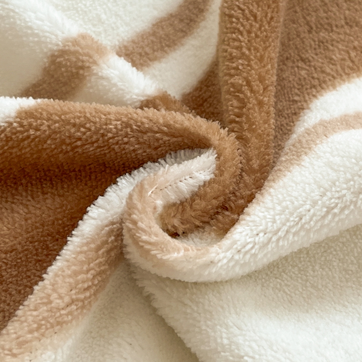 91家纺网 家纺一手货源 找家纺 佳汐蓝家纺 2025新款秋冬220克贴布绣牛奶绒床笠三件套 蘑菇熊