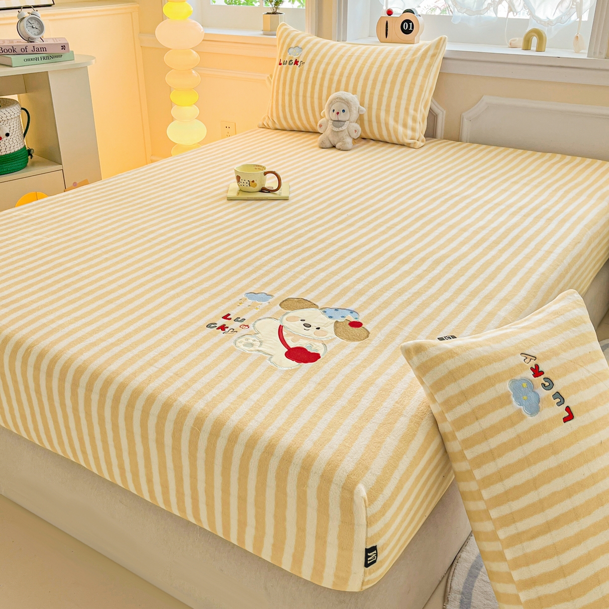 91家纺网 家纺一手货源 找家纺 佳汐蓝家纺 2025新款秋冬220克贴布绣牛奶绒床笠三件套 快乐小狗