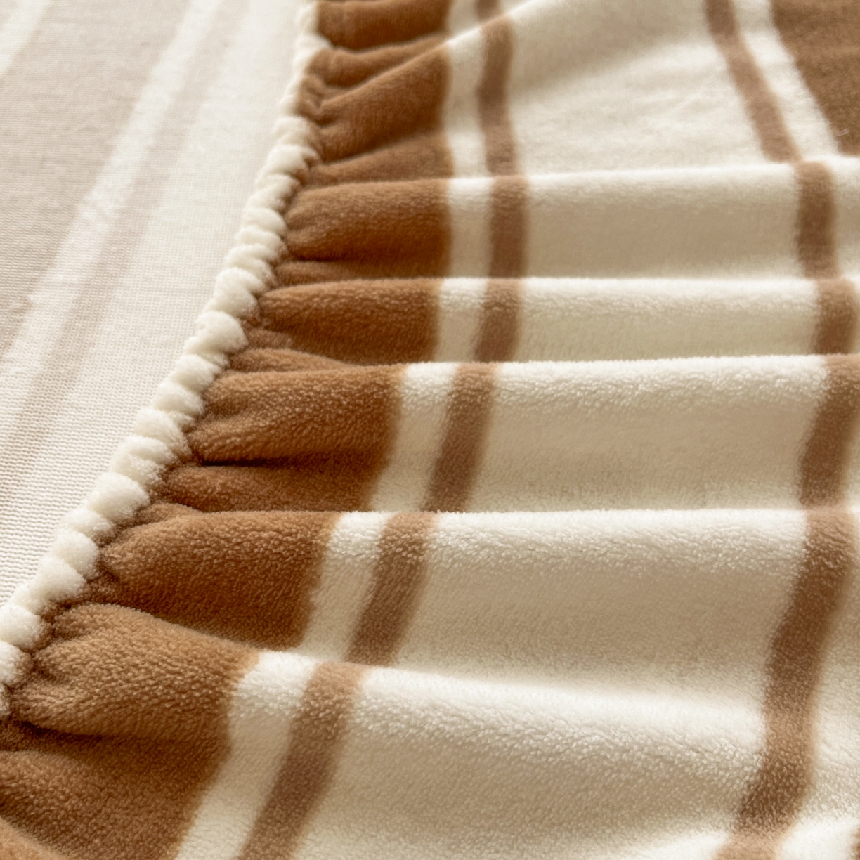 91家纺网 家纺一手货源 找家纺 佳汐蓝家纺 2025新款秋冬220克贴布绣牛奶绒床笠三件套 蘑菇熊