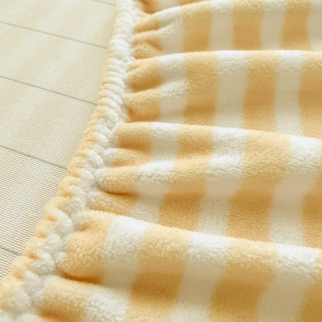 91家纺网 家纺一手货源 找家纺 佳汐蓝家纺 2025新款秋冬220克贴布绣牛奶绒床笠三件套 快乐小狗