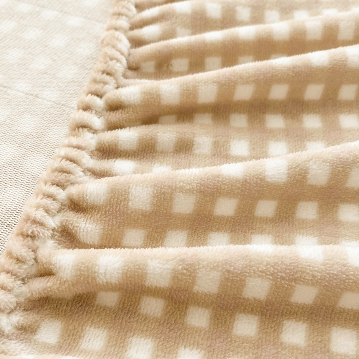 91家纺网 家纺一手货源 找家纺 佳汐蓝家纺 2025新款秋冬220克贴布绣牛奶绒床笠三件套 萌萌星