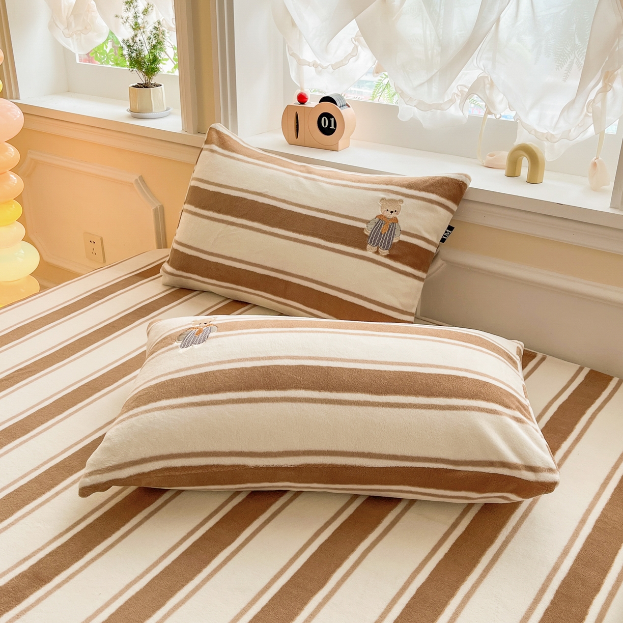 91家纺网 家纺一手货源 找家纺 佳汐蓝家纺 2025新款秋冬220克贴布绣牛奶绒床笠三件套 蘑菇熊