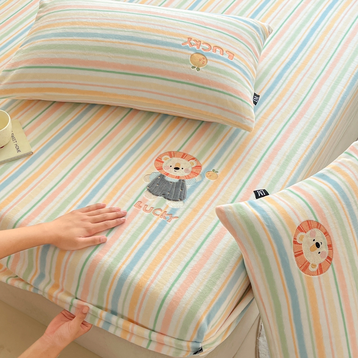 91家纺网 家纺一手货源 找家纺 佳汐蓝家纺 2025新款秋冬220克贴布绣牛奶绒床笠三件套 太阳狮