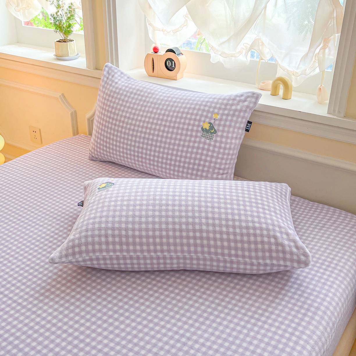 91家纺网 家纺一手货源 找家纺 佳汐蓝家纺 2025新款秋冬220克贴布绣牛奶绒床笠三件套 星星兔