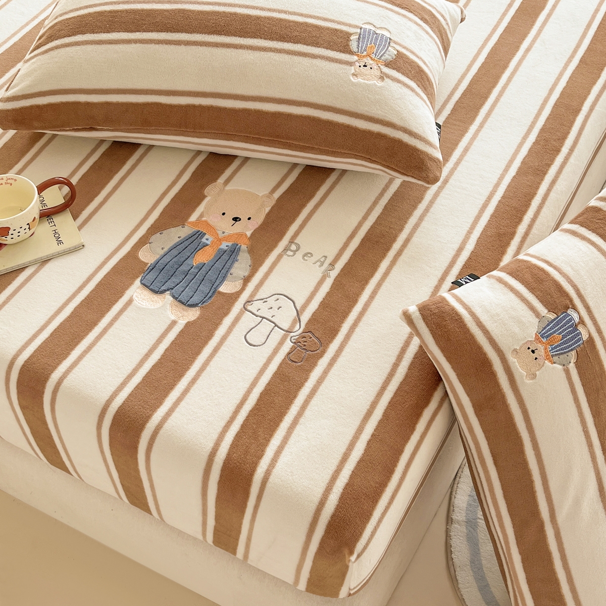 91家纺网 家纺一手货源 找家纺 佳汐蓝家纺 2025新款秋冬220克贴布绣牛奶绒床笠三件套 蘑菇熊