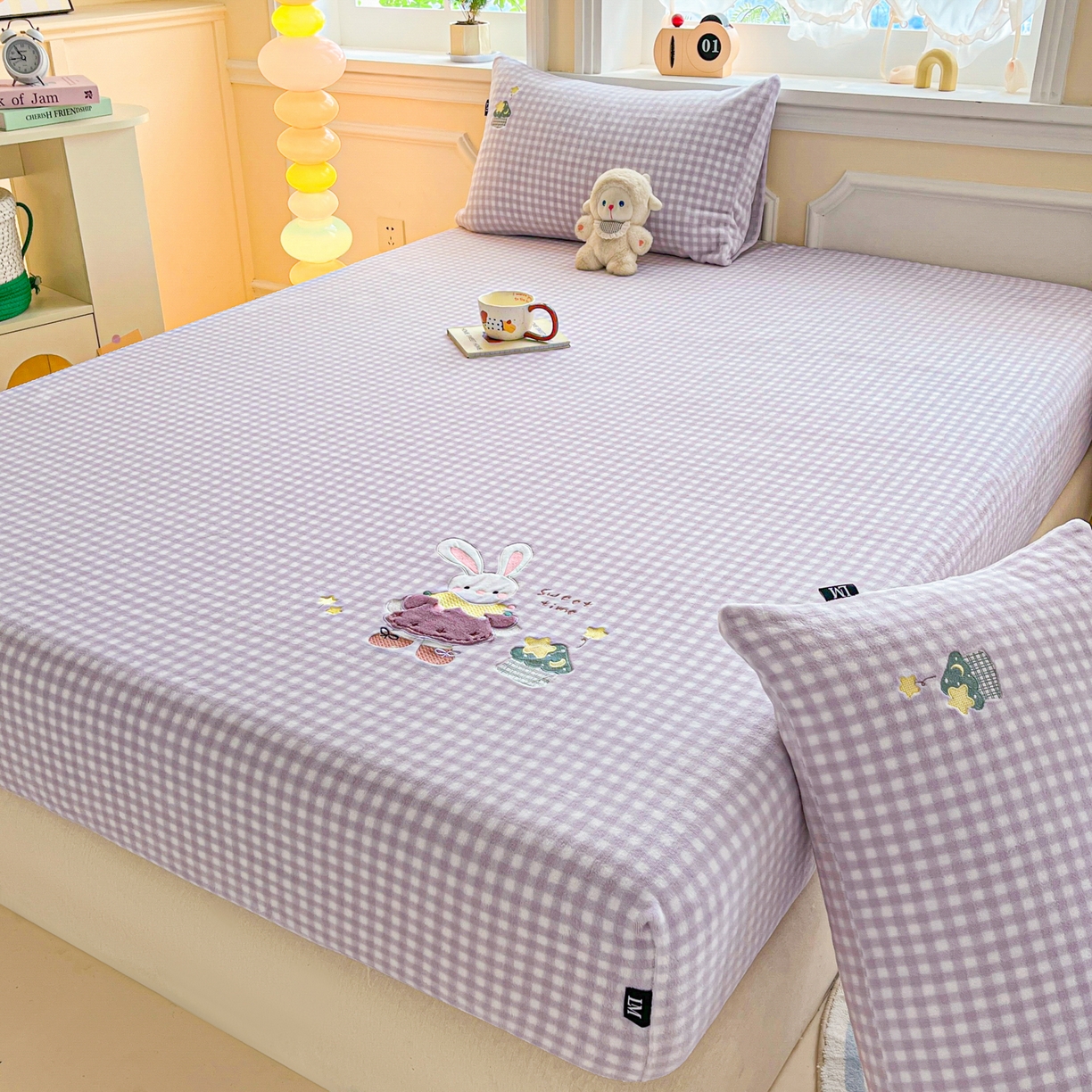 91家纺网 家纺一手货源 找家纺 佳汐蓝家纺 2025新款秋冬220克贴布绣牛奶绒床笠三件套 星星兔