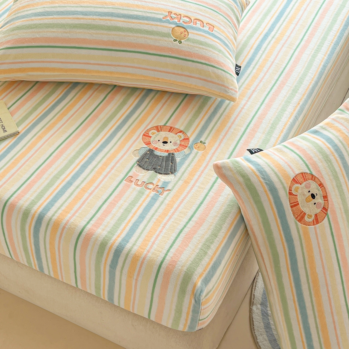 91家纺网 家纺一手货源 找家纺 佳汐蓝家纺 2025新款秋冬220克贴布绣牛奶绒床笠三件套 太阳狮