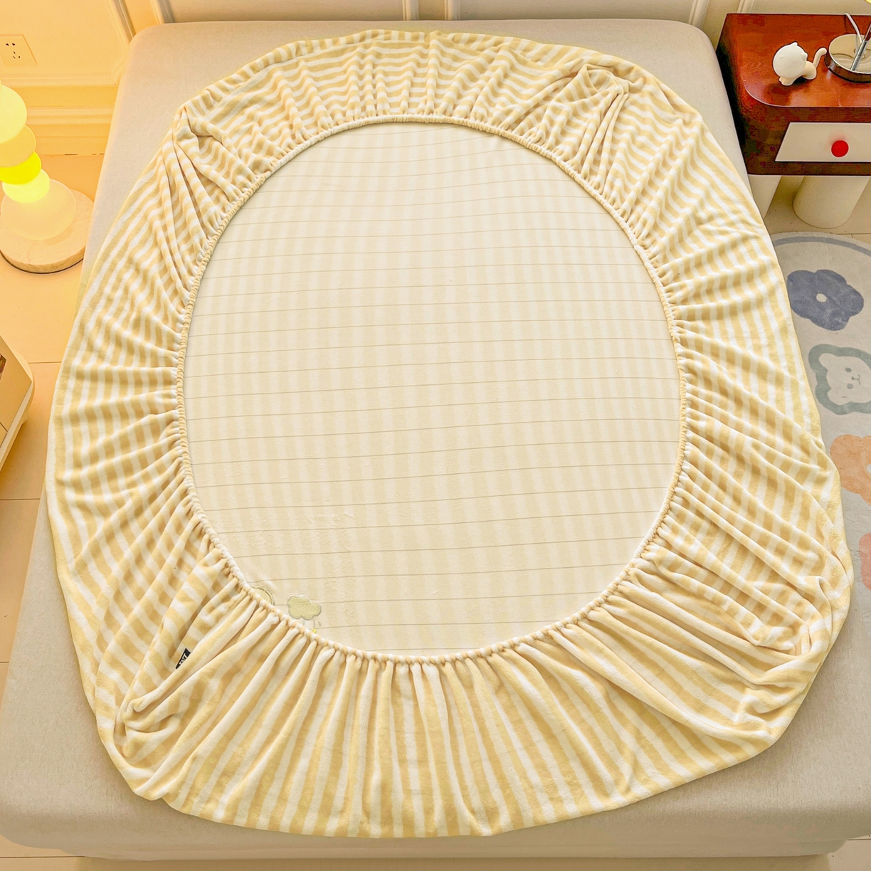 91家纺网 家纺一手货源 找家纺 佳汐蓝家纺 2025新款秋冬220克贴布绣牛奶绒床笠三件套 快乐小狗