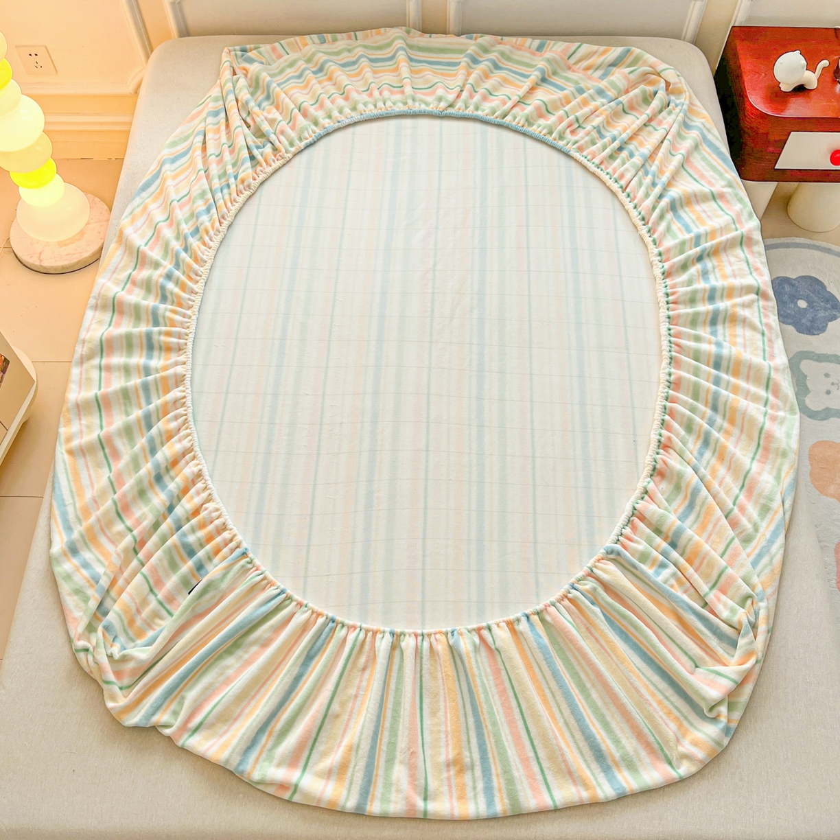 91家纺网 家纺一手货源 找家纺 佳汐蓝家纺 2025新款秋冬220克贴布绣牛奶绒床笠三件套 太阳狮