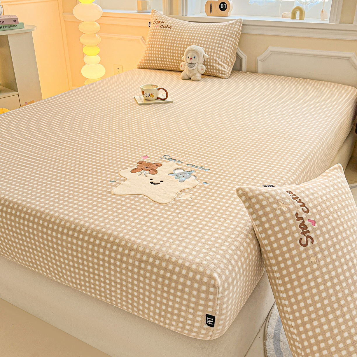 91家纺网 家纺一手货源 找家纺 佳汐蓝家纺 2025新款秋冬220克贴布绣牛奶绒床笠三件套 萌萌星