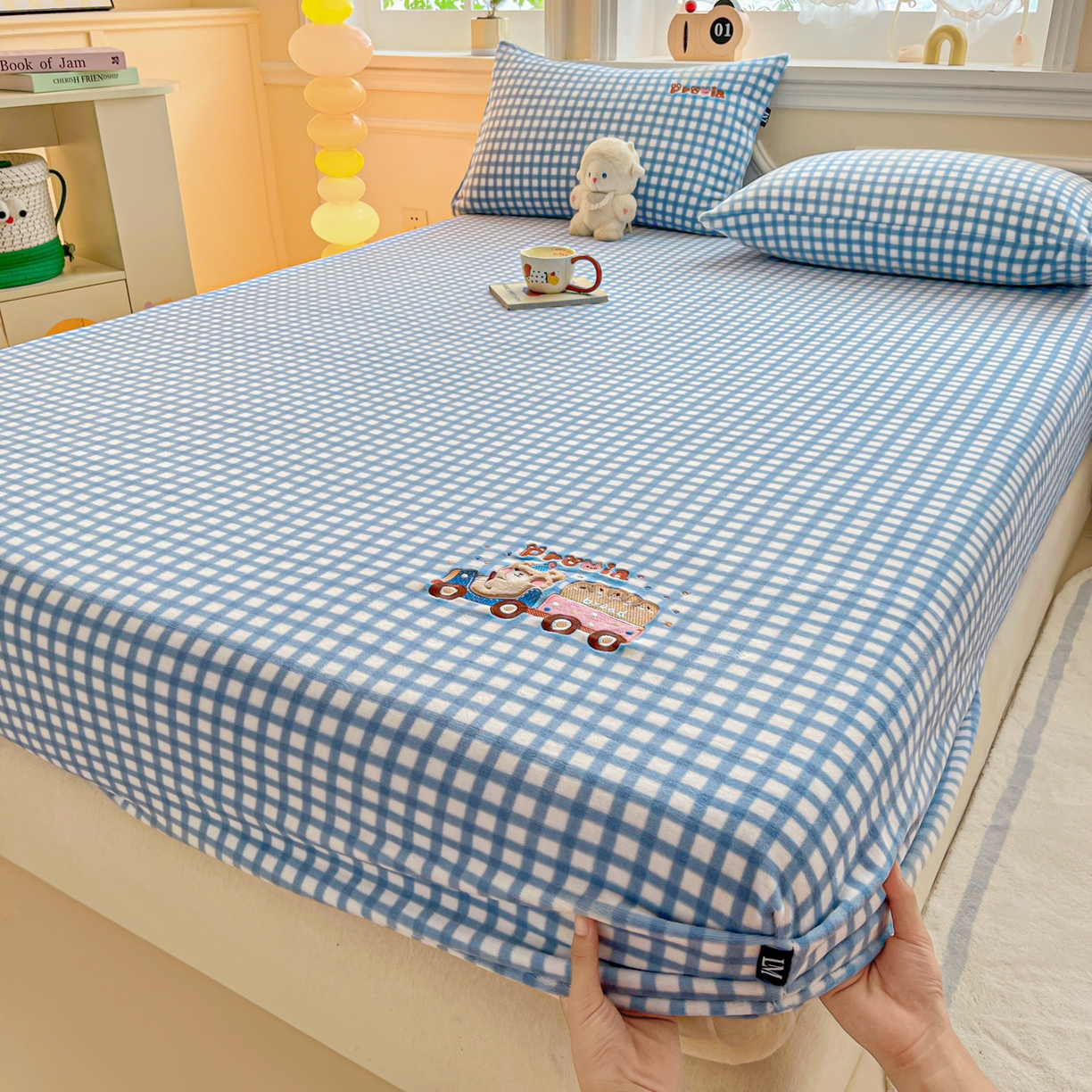 91家纺网 家纺一手货源 找家纺 佳汐蓝家纺 2025新款秋冬220克贴布绣牛奶绒床笠三件套 面包熊