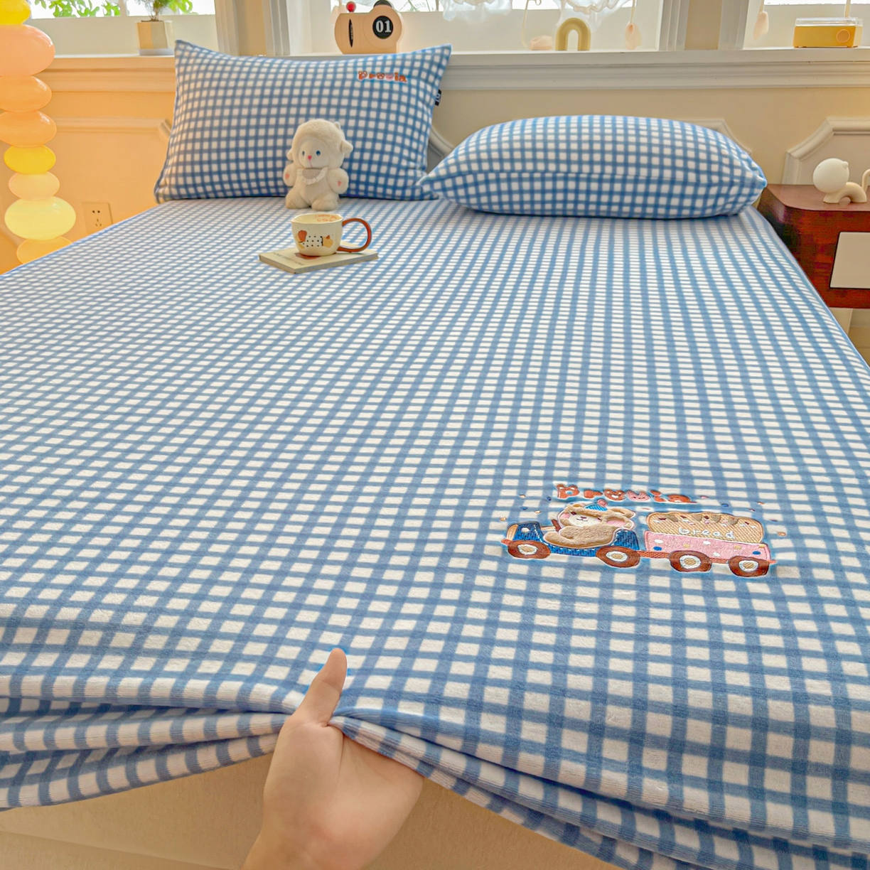 91家纺网 家纺一手货源 找家纺 佳汐蓝家纺 2025新款秋冬220克贴布绣牛奶绒床笠三件套 面包熊