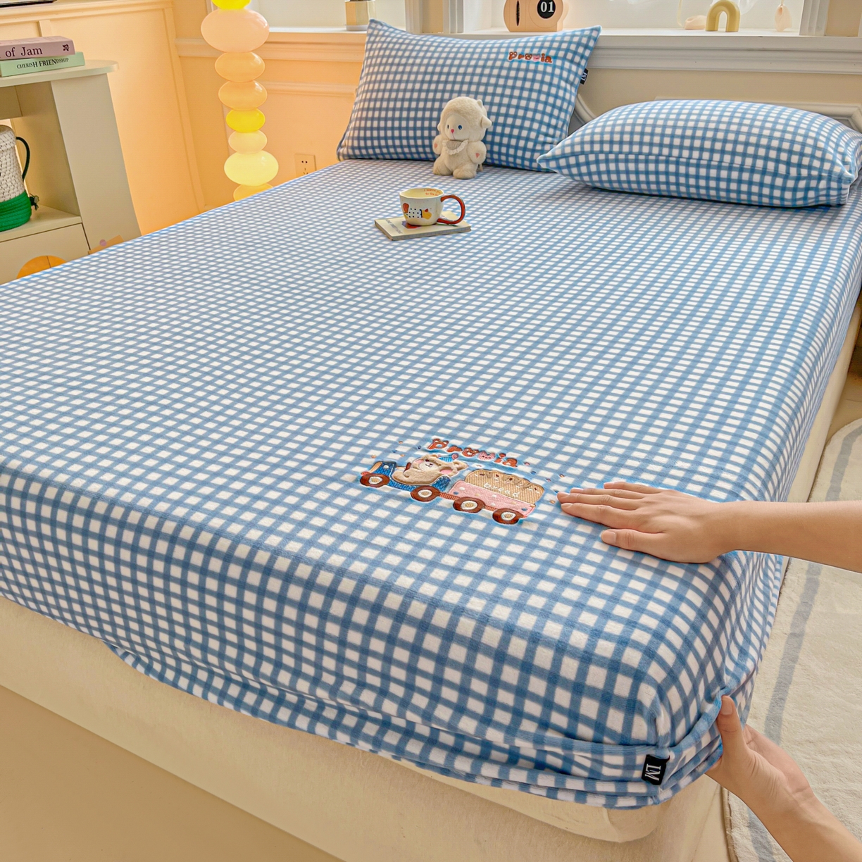 91家纺网 家纺一手货源 找家纺 佳汐蓝家纺 2025新款秋冬220克贴布绣牛奶绒床笠三件套 面包熊