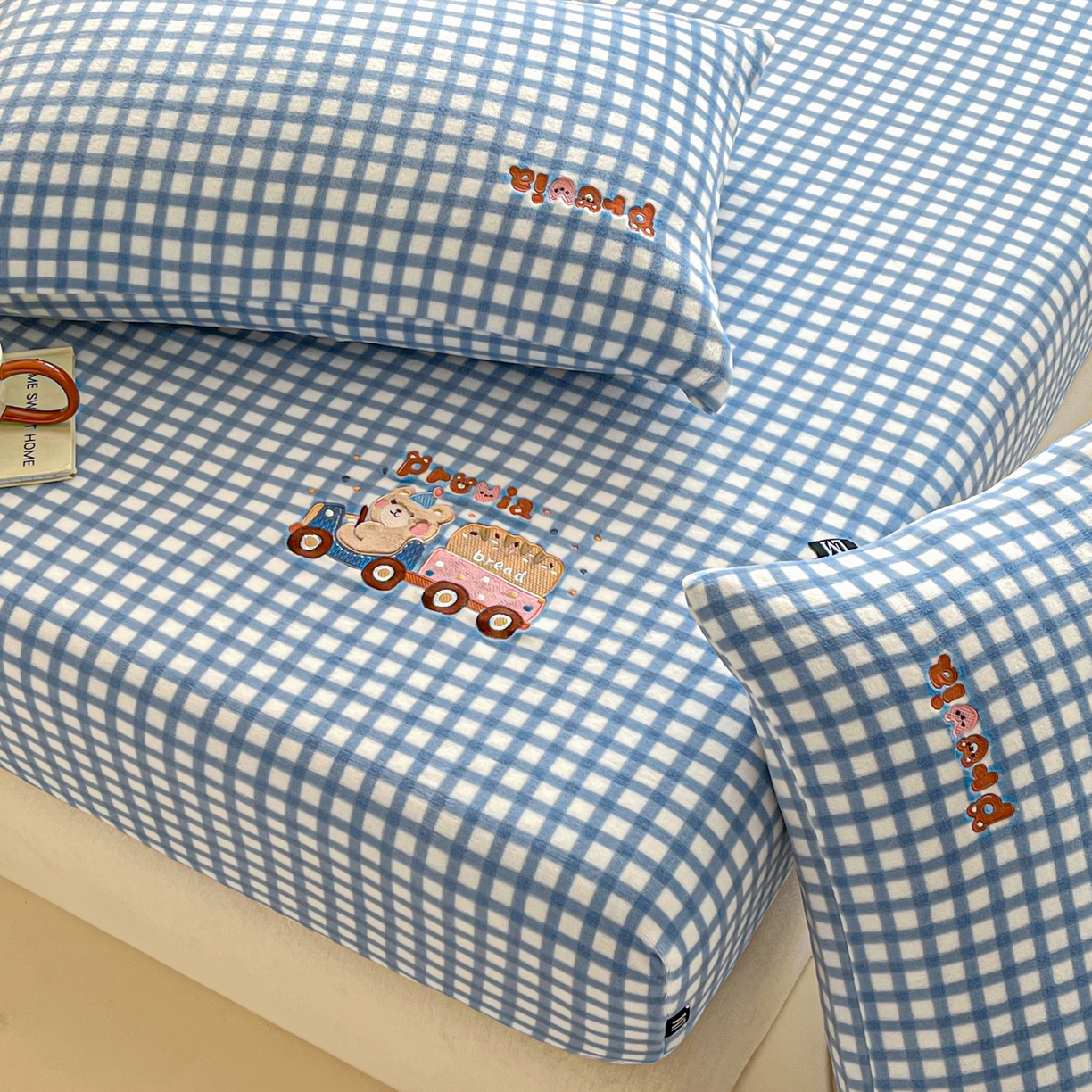 91家纺网 家纺一手货源 找家纺 佳汐蓝家纺 2025新款秋冬220克贴布绣牛奶绒床笠三件套 面包熊