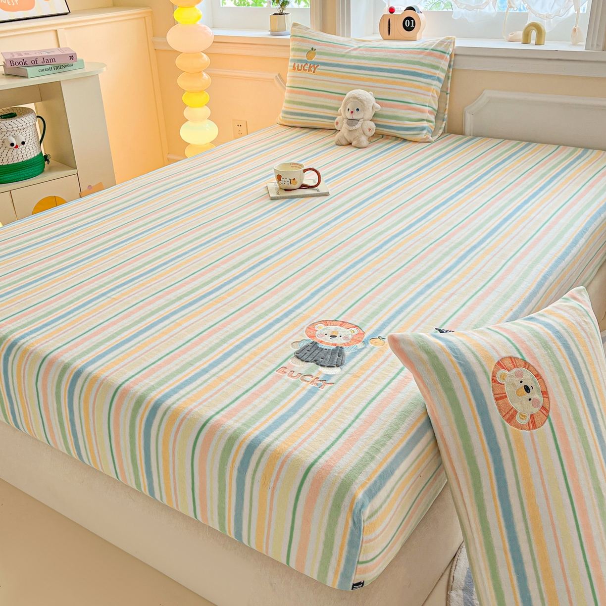 91家纺网 家纺一手货源 找家纺 佳汐蓝家纺 2025新款秋冬220克贴布绣牛奶绒床笠三件套 太阳狮